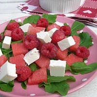 Lekka sałatka letnia. Arbuz z fetą i rukolą.