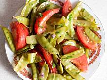 Fot. wjosna, Sałatka z groszku cukrowego z pomidorami
