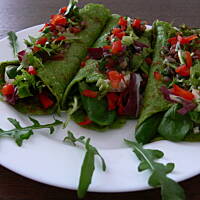 Zielone naleśniki z pomidorową salsą