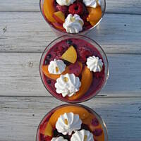 Owocowa eksplozja w sosie jagodowym