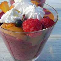 Owocowa eksplozja w sosie jagodowym