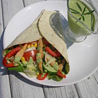 Tortilla pełna warzyw z ziołowym sosem