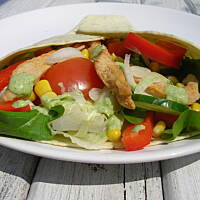 Tortilla pełna warzyw z ziołowym sosem