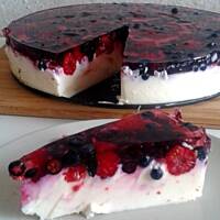 Sernik z owocami leśnymi