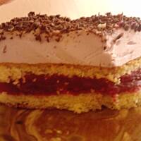 Biszkopt z masą wiśniową i pianką