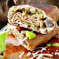 Naleśniki pełnoziarniste z serem i pieczarkami