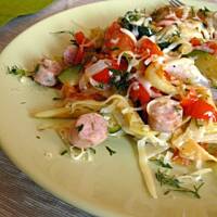 Makaron z warzywami i białą kiełbasą