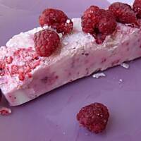 Lody jogurtowe z malinami i migdałami