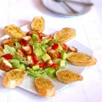 Sałata lodowa z kurczakiem, grzankami i nie tylko