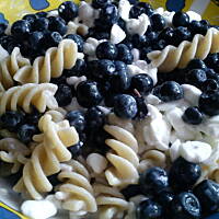 Pełnoziarnisty makaron z serkiem wiejskim i jagodami