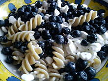 Fot. Ann93, Pełnoziarnisty makaron z serkiem wiejskim i jagodami