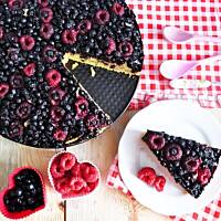 Ucierane ciasto z jagodami i malinami