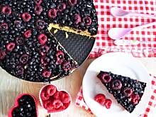 Fot. MIENTA, Ucierane ciasto z jagodami i malinami