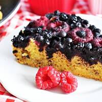 Ucierane ciasto z jagodami i malinami