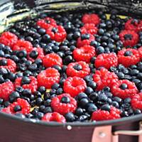 Ucierane ciasto z jagodami i malinami