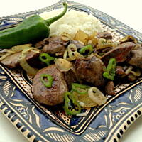 Smażona wątróbka drobiowa z cebulą i peperoni