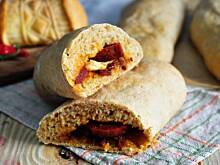 Fot. MIENTA, Bagietki nadziewane oscypkiem, chorizo i suszonymi pomidorami