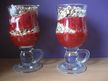 Fot. MonikaMariolka, Deser owocowo - jogurtowy z płatkami owsianymi górskimi