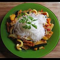 Makaron sojowy na duszonych warzywach