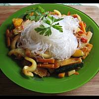 Makaron sojowy na duszonych warzywach