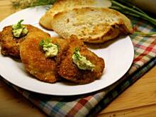 Fot. APM, Boczniaki panierowane z grzankami i ziołowym masłem