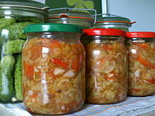 Fot. neszka77, Sałatka z ogórków, papryki i cebuli w pomidorach