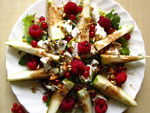 Fot. lamad, Sałatka z kozim serem i owocami