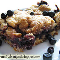 Śniadaniowe batony owsiano-jagodowe z kruszonką