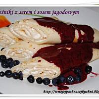 Naleśniki z serem i sosem jagodowym