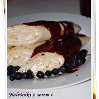 Naleśniki z serem i sosem jagodowym