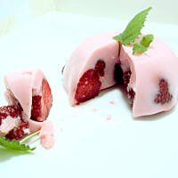 Deser z truskawek, kefiru i galaretki