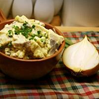 Śledzie z ogórkami kiszonymi i cebulą