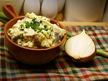 Fot. APM, Śledzie z ogórkami kiszonymi i cebulą