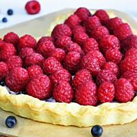 Tarta z jagodowym serkiem i malinami