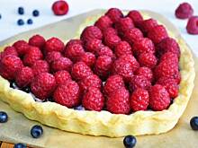 Fot. MIENTA, Tarta z jagodowym serkiem i malinami