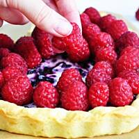 Tarta z jagodowym serkiem i malinami