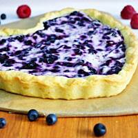 Tarta z jagodowym serkiem i malinami