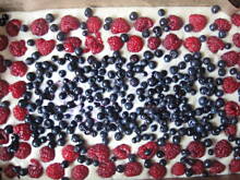 Fot. MonikaMariolka, Ciasto jogurtowe z malinami i jagodami