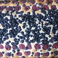 Ciasto jogurtowe z malinami i jagodami