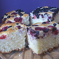 Ciasto jogurtowe z malinami i jagodami