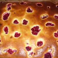 Sernik na biszkopcie z malinami i polewą malinową