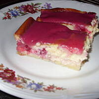 Sernik na biszkopcie z malinami i polewą malinową