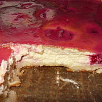 Sernik na biszkopcie z malinami i polewą malinową