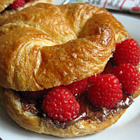 Croissanty - zapiekane z malinami