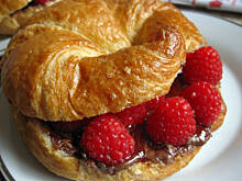 Fot. mint, Croissanty - zapiekane z malinami