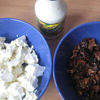 Naleśniki "na ostro" z pomidorem suszonym i serem feta w towarzystwie sosu tzatziki