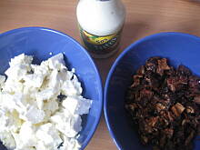 Fot. MonikaMariolka, Naleśniki "na ostro" z pomidorem suszonym i serem feta w towarzystwie sosu tzatziki