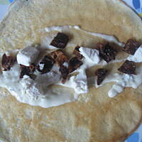 Naleśniki "na ostro" z pomidorem suszonym i serem feta w towarzystwie sosu tzatziki