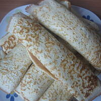 Naleśniki "na ostro" z pomidorem suszonym i serem feta w towarzystwie sosu tzatziki