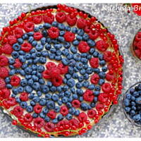 Tarta z sezonowymi owocami i kremem śmietanowym